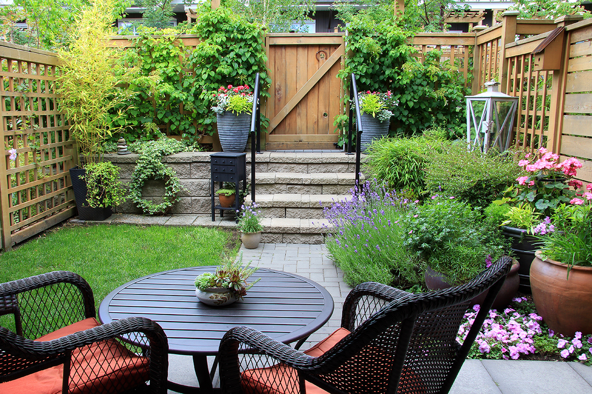 4 Types Of Privacy Walls To Complete Your Backyard Retreat